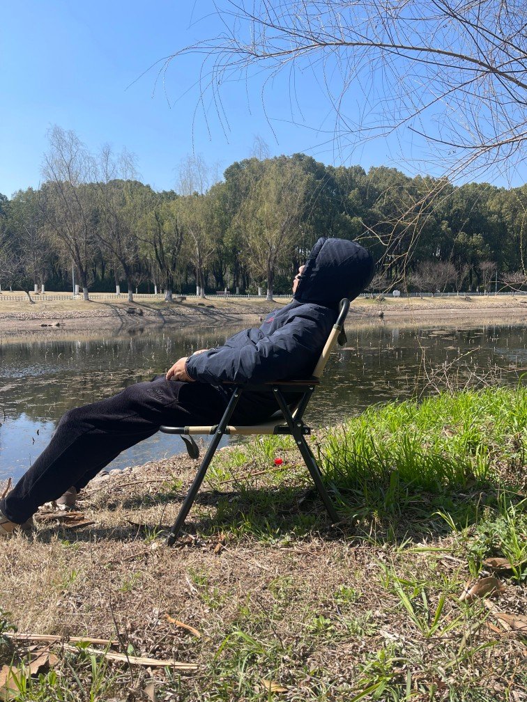 The author of the article is lying on a Kemet chair to bask in the sun. This chair was displayed by the camping chair supplier - Nanjing Top Leisure Product Co. Ltd by the small river next to the Olympic Technology Center