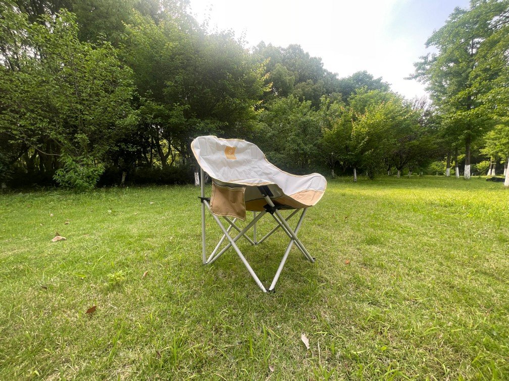 Designed for practical outdoor use, the classic moon chair is equipped with a convenient side storage pocket. The independent side pocket keeps phones, bottles and small camping accessories organized during outdoor activities. These humanized details greatly enhance product practicality and bring higher customer satisfaction for wholesale merchants.