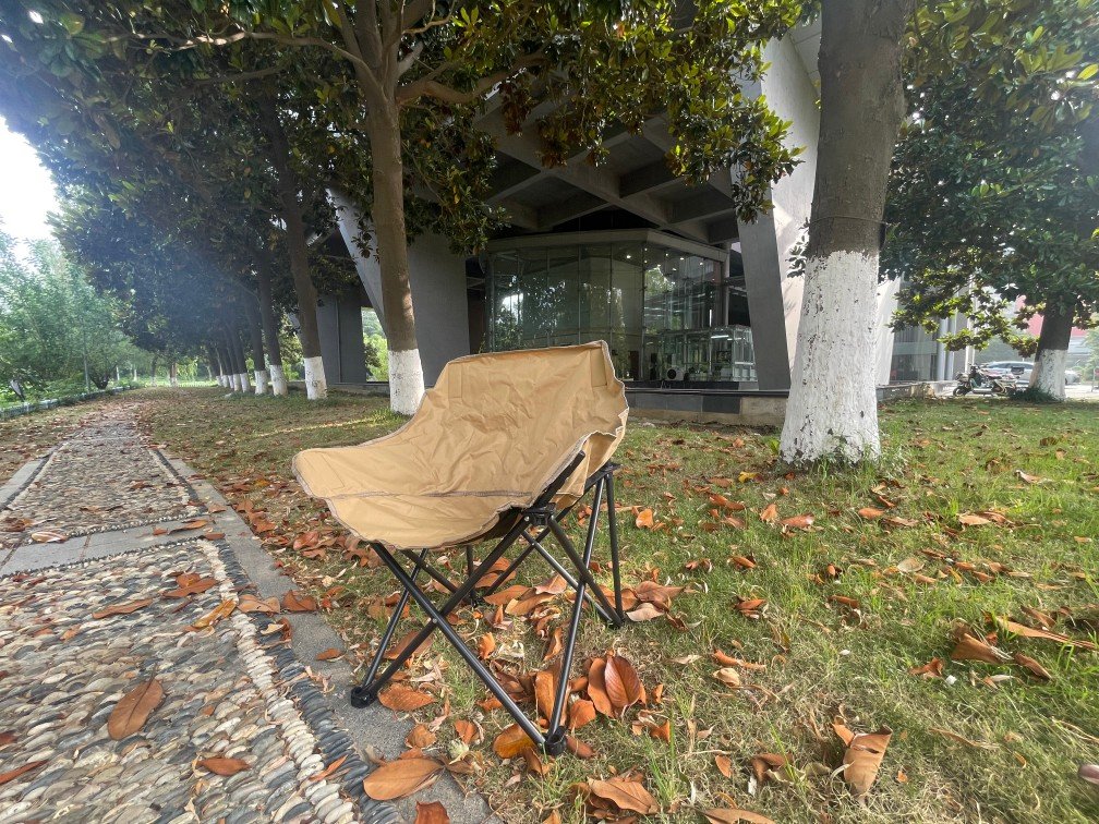 Designed for practical outdoor use, the classic moon chair is equipped with a convenient side storage pocket. The independent side pocket keeps phones, bottles and small camping accessories organized during outdoor activities. These humanized details greatly enhance product practicality and bring higher customer satisfaction for wholesale merchants.